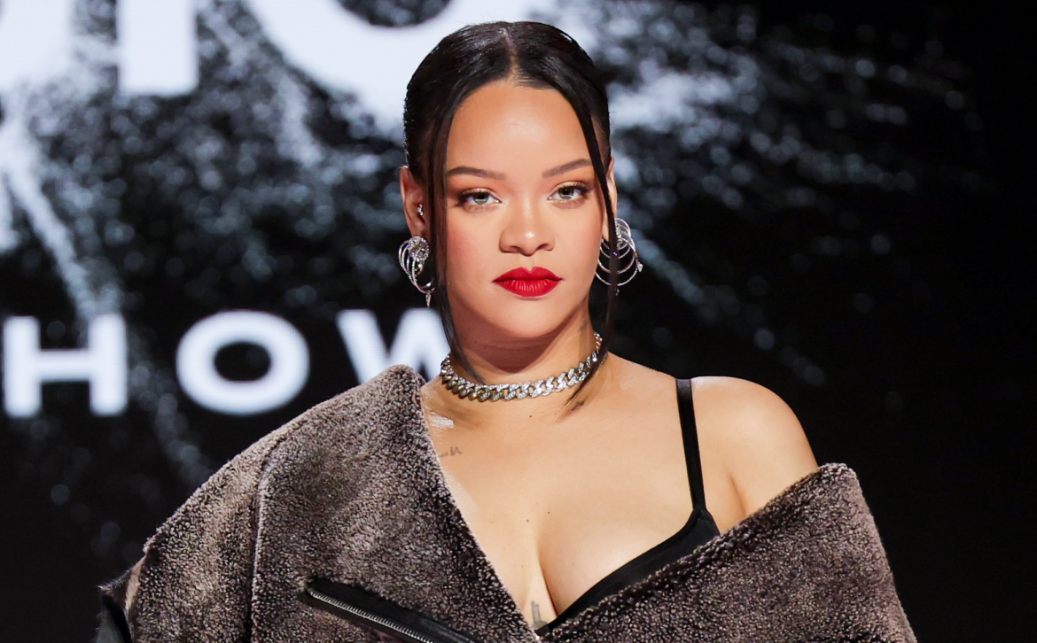 Rihanna Brinca Sobre “Roubar” Passaporte do Filho e Encoraja Voto dos Fãs